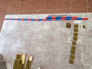 Větší děti si s pomocí Montessori počítacích tyčí znázornily rok 1918 a pak jej vyjádřily s pomocí perlového materiálu. Letopočet si poskládaly z číselných kartiček s ohledem na jednotlivé řády.