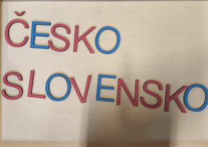 Československo – ukázali jsme si na mapách, jak vypadalo československo a s pomocí Montessori mapy poskládali dohromady Česko a Slovesnko, bylo evidentní, že nám chybí kus, který by byl dnes součástí Ukrajiny. Pro děti překvapivé zjištění.