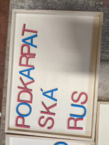Poté prvňáčci opět s pomocí volného písma skládali názvy jednotlivých částí Československa. Vysvětlili jsme si, proč se Podkarpatská Rus nazývala Podkarpatská a ukázali na mapě.