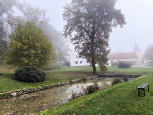 Nasáváme říjnovou atmosféru uvnitř i venku a vyprávíme si o proměnách místa, na kterém se nachází naše škola – SamoSebou v Chanovicích.